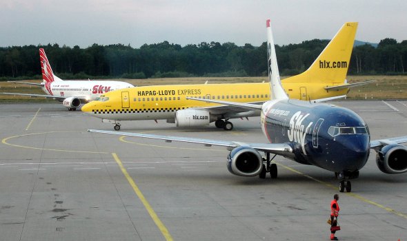 Farbenspiel auf dem Flughafen. HLX, SKY, SKy Europe Farbenspiel auf dem Flughafen. HLX, SKY, SKy Europe