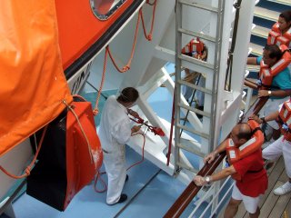 Regelmässiges Training ist wichtig: Die Crew muss mehrmals jährlich zum Training. Jede Woche wird im Hafen ein Boot aus der Verankerung gelöst und auf das Wasser abgelassen, um den richtigen und sicheren Umgang mit den Lifeboats/Rettungsbooten zu trainieren. Regelmässiges Training ist wichtig: Die Crew muss mehrmals jährlich zum Training. Jede Woche wird im Hafen ein Boot aus der Verankerung gelöst und auf das Wasser abgelassen, um den richtigen und sicheren Umgang mit den Lifeboats/Rettungsbooten zu trainieren.
