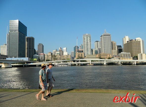 Spaziergänger in Southbank mit Blick auf die Skyline von Brisbane.  Foto: Christian Maskos