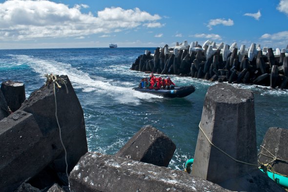 Zodiac bringing expedition members into the small harbour at Tristan da Cunha, Britische Überseegebiete Zodiac bringing expedition members into the small harbour at Tristan da Cunha, Britische Überseegebiete