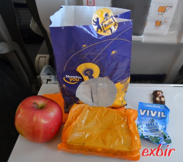 Der Board-Service war auf der neuen Berlinstrecke recht nett gestaltet - insbesondere die Idee mit dem Berliner Bär fand ich extrem nett -  relativ gut.  In jedem Fall der direkten Konkurrenz von Air Berlin überlegen auch wenn man von Qualitätsairlines weit entfernt ist.  Foto: Christian Maskos