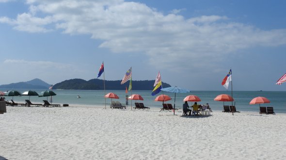 Traumhaft schön: Die malaysische Badeinsel Langkawi mit endlosen weissen Stränden. Definitiv ein Definitiv ein Must Do auf der Liste von Reisezielen, die man gesehen haben muss. Traumhaft schön: Die malaysische Badeinsel Langkawi mit endlosen weissen Stränden. Definitiv ein Must Do auf der Liste von Reisezielen, die man gesehen haben muss.