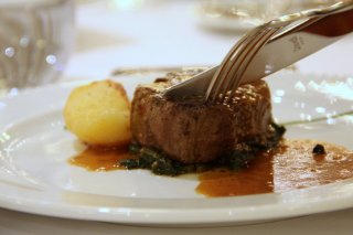 Ihr solltet das inkludierte Bedienrestaurant auch zum Mittagessen nutzen: Dort erhaltet ihr aufpreisfrei auch zum Mittagstisch feinste Fleischgerichte. Ihr solltet das inkludierte Bedienrestaurant auch zum Mittagessen nutzen: Dort erhaltet ihr aufpreisfrei auch zum Mittagstisch feinste Fleischgerichte.