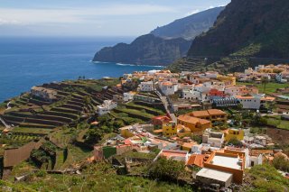 La Gomera ist die zweitkleinste der zu Spanien gehörenden Kanarischen Inseln. La Gomera ist die zweitkleinste der zu Spanien gehörenden Kanarischen Inseln.