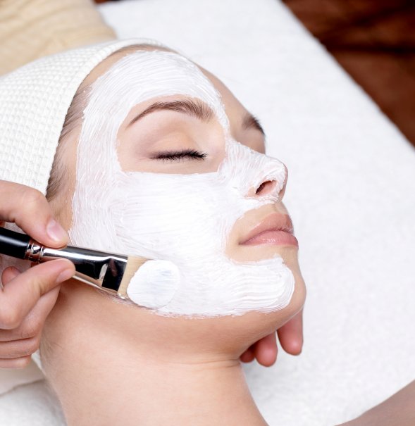 Eine hautpflegende Anwendung in einem Beauty-Salon Eine hautpflegende Anwendung in einem Beauty-Salon