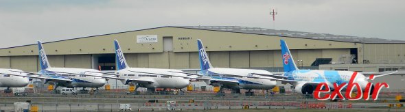 Flugzeuge für ANA warten - zum Teil ohne Triebwerke - auf eine bessere zukunft.  Foto: Christian Maskos