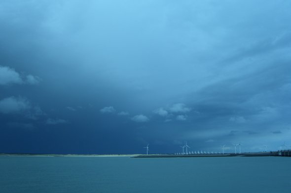 Ein Sturm kommt auf Auf Schouwen-Duiveland stehen die sogenannten Delta-Werke, Bollwerke gegen die Sturmfluten der Nordsee. Hier zieht ein tief-dunkelblauer Sturm auf. Ein Sturm kommt auf Auf Schouwen-Duiveland stehen die sogenannten Delta-Werke, Bollwerke gegen die Sturmfluten der Nordsee. Hier zieht ein tief-dunkelblauer Sturm auf.