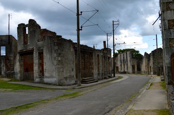 Oradour-sur-Glane main street, Verlassen nach Massenmord der SS Oradour-sur-Glane main street, Verlassen nach Massenmord der SS