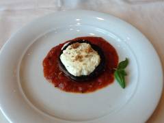 Das Essen bei NCL ist durchweg besser als im typischen Urlaubshotel z.B. auf den Kanaren. Die Menükarten in den inkludierten Bedienrestaurants wechseln täglich. An einem Abend an Bord der NCL Jade gab es u.a. köstliche Mozzarella Portobello. Das Essen bei NCL ist durchweg besser als im typischen Urlaubshotel z.B. auf den Kanaren. Die Menükarten in den inkludierten Bedienrestaurants wechseln täglich. An einem Abend an Bord der NCL Jade gab es u.a. köstliche Mozzarella Portobello.