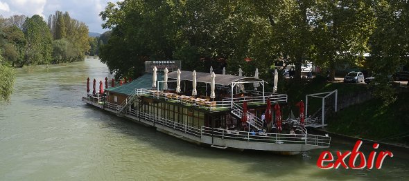 Das Banja Lucki Splav ist ein gutes Restaurant auf einem Schiff auf dem Vrbas und toller AUssicht auf die Burg von Banja Luka. Die Prese sind angemessen. Foto: Christian Maskos Das Banja Lucki Splav ist ein gutes Restaurant auf einem Schiff auf dem Vrbas und toller AUssicht auf die Burg von Banja Luka. Die Prese sind angemessen. Foto: Christian Maskos