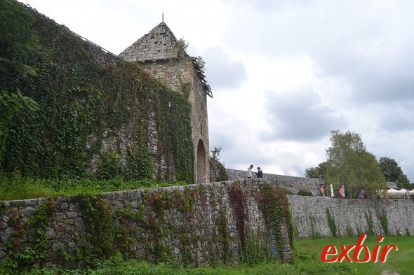 Die Burg Kastell - mit integriertem Open-Air-Theater und Restaurant - gehört zu den Highlights Banja Lukas und liegt zwischen Vrbas und Stadtzentrum. Foto: Christian Maskos https://images.exbir.de/0x01631300x1428875293_590_393_1.jpg