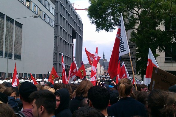 Eine komplett friedlcihe Demonstration - bis die Polizei anfing grundlos auf Demonstranten loszugehen. Foto: ExbirFan Eine komplett friedlcihe Demonstration - bis die Polizei anfing grundlos auf Demonstranten loszugehen. Foto: ExbirFan