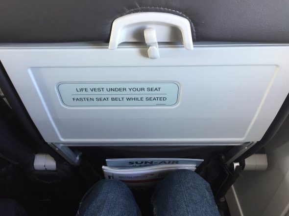 Für ein Regionalflugzeug genug Abstand und bequeme Sitze. Für ein Regionalflugzeug genug Abstand und bequeme Sitze.