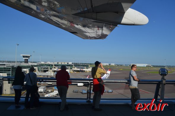 Im Schatten der  Tragfläche der KLM Fokker 100 schauen Spotter dem Geschehen auf dem Vorfeld zu.  Foto: Christian Maskos