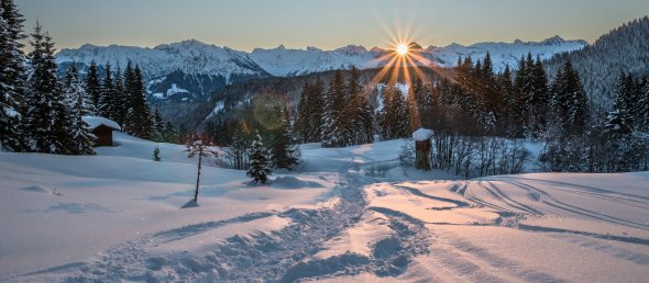 Wintertraum in den Alpen. Mit einem Mietwagen könnt ihr auch in die Berge nach Österreich, Schweiz und nach Italien fahren!
