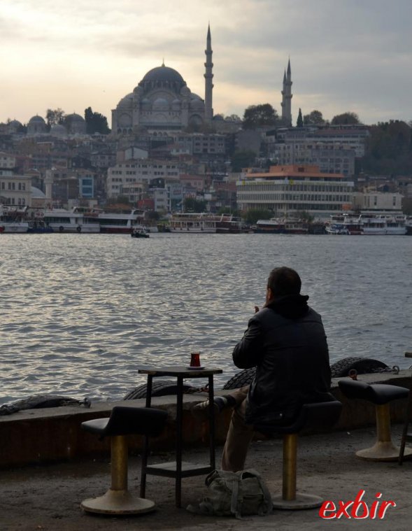 Einfaches Straßencafe, Tisch, Stühle eine Tasse Tee und herrliche Aussicht: Das Istanbul der istanbuler abseits der Touristenströme. Foto: Christian Maskos Einfaches Straßencafe, Tisch, Stühle eine Tasse Tee und herrliche Aussicht: Das Istanbul der istanbuler abseits der Touristenströme. Foto: Christian Maskos