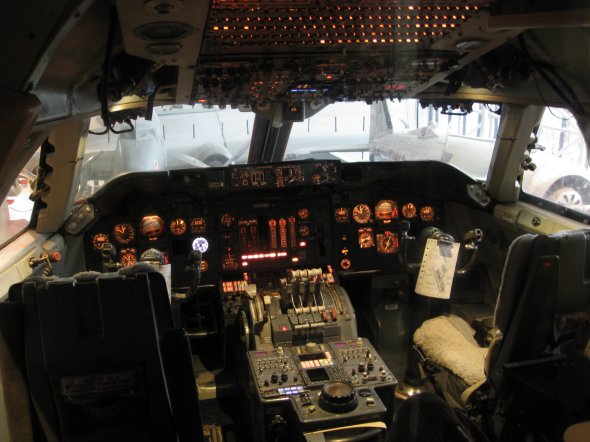 747 cockpit, Looks rustic nowadays ...
