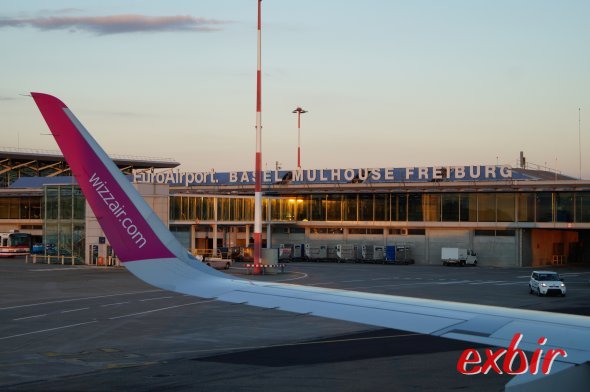 Wizzair bietet jetzt gegen kleinen Aufpreis die Option ein zweites kleines Handgepäckstück an zu Bord zu nehmen. Foto: Christian Maskos (Exbir Travel) Wizzair bietet jetzt gegen kleinen Aufpreis die Option ein zweites kleines Handgepäckstück an zu Bord zu nehmen. Foto: Christian Maskos (Exbir Travel)