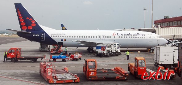 Eine Boeing 737 von Brussels Airlines am Flughafen Barajas in Madrid. Für günstige Flüge nach Belgien gibt es freilich einige bessere Alternativen. Foto: Christian Maskos Eine Boeing 737 von Brussels Airlines am Flughafen Barajas in Madrid. Für günstige Flüge nach Belgien gibt es freilich einige bessere Alternativen. Foto: Christian Maskos
