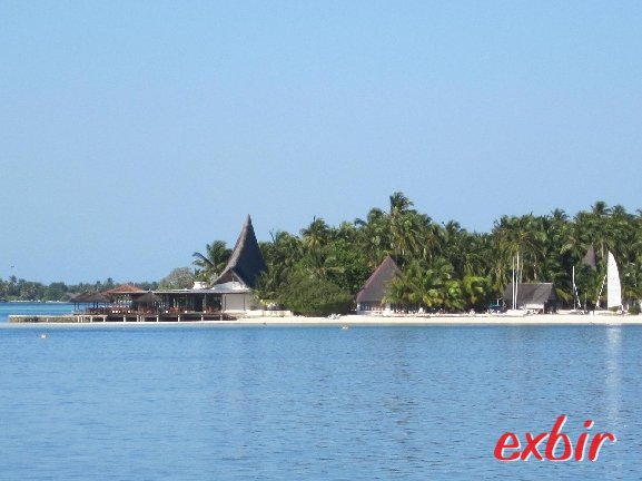 Blick von Hulhumalé auf die Insel Farukolhufushi mit dem Club Med.