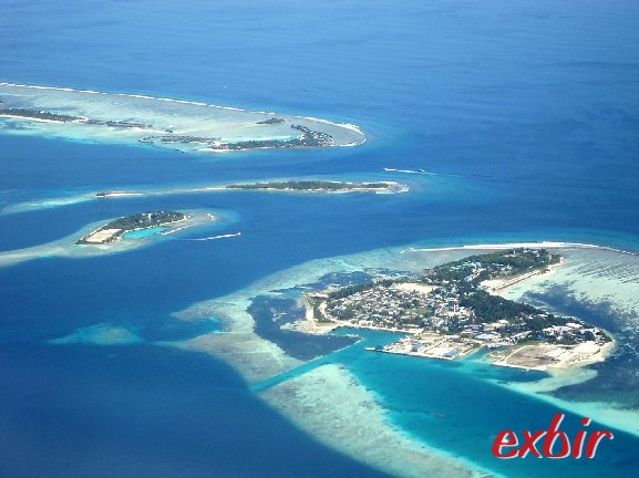Ausblick auf die Inselwelt der Malediven aus dem Flugzeug.