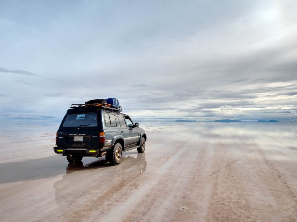 Auto-Spiegelung im See, Bolivien