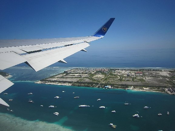 Die künstliche Insel Hulhumalé aus dem Flugzeug.