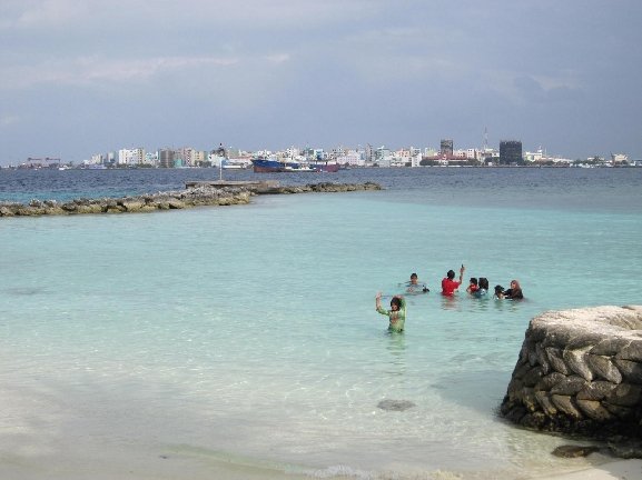 Der Strand von Villingili mit Blick auf Malé.