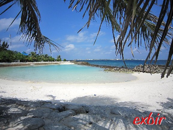 Nicht gerade das Postkartenmotiv eines typischen Strandes auf den Malediven: Der künstliche Strand in Malé, dafür aber kostenlos.