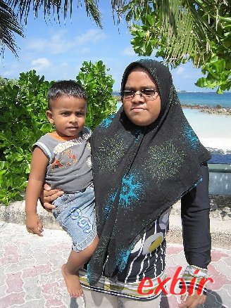 Mutter mit Kind vor dem künstlichen Strand in Malé.
