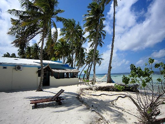 Das Whiteshell Beach Inn auf der Insel Maafushi.