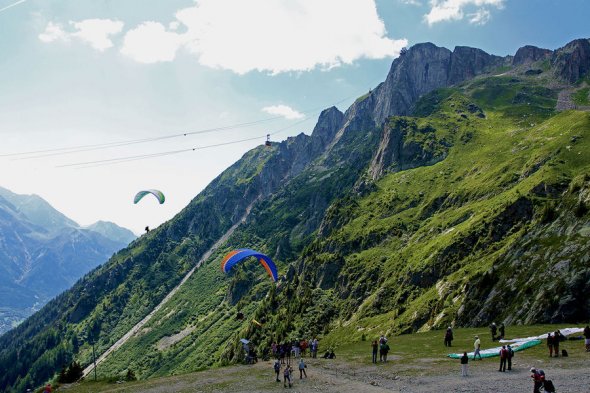 From Chamonix, you can take the gondola lift to Plan Praz at 2000m, then the cable car to Le Brévent at 2,525m. Discover the south slope and its great panoramic view of Mont Blanc.