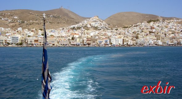 Syros von der Fähre. Foto: FlyWolf