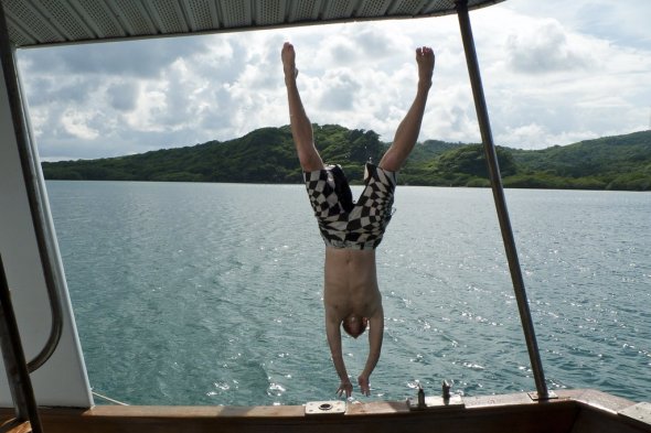 Ein Tourist, der merklich Spass beim Sprung in das Nass vor Roatán hat. ;-)