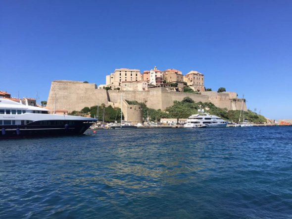 Blick auf die Alstadt von Calvi. Blick auf die Alstadt von Calvi.