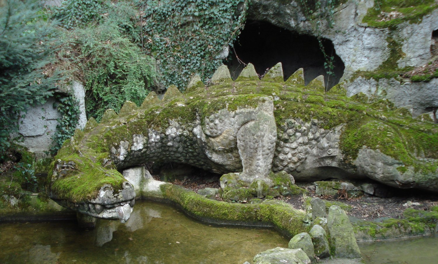 Nibelungenhalle, Drachenhöhle, Beton-Drache Nibelungenhalle, Drachenhöhle, Beton-Drache