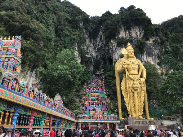 Bald schon geschafft. Noch 272 steile Stufen bis zum Eingang in die Batu Caves in Kuala Lumpur.
