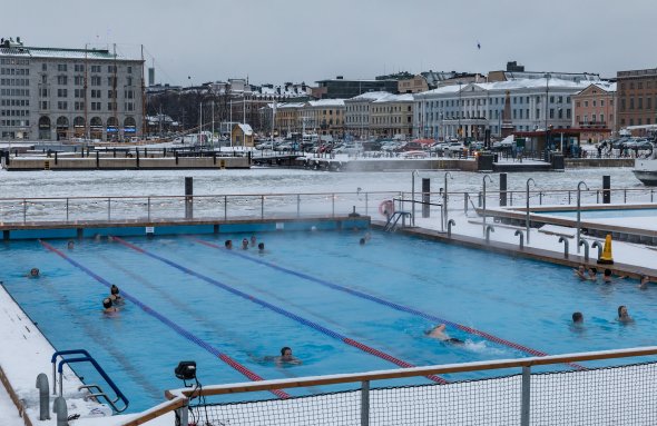 In Helsinki ist das Baden im warmen Wasser auch im Winter möglich!