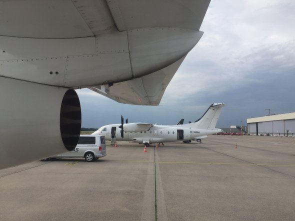 In hamburg wurden wir direkt neben die Schwestermaschine Dornier 328 In hamburg wurden wir direkt neben die Schwestermaschine Dornier 328