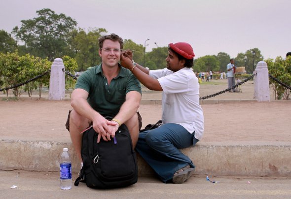 Ear-cleaning - India Gate