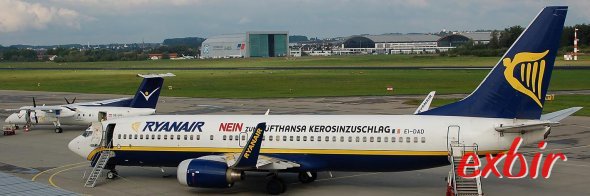 Während die teuren Fluglinien mit Kerosinabzocke ums überleben kämpfen wächst Ryanair im Sommer extrem. Foto: Christian Maskos Während die teuren Fluglinien mit Kerosinabzocke ums überleben kämpfen wächst Ryanair im Sommer extrem. Foto: Christian Maskos