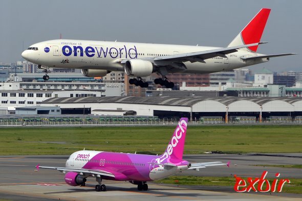 Peach Avitaion - unten mit Airbus A 320 - nimmt es mit JAL und ANA im Inlandsmarkt auf und erweitert das Streckennetz. Foto: Christian Maskos Peach Avitaion - unten mit Airbus A 320 - nimmt es mit JAL und ANA im Inlandsmarkt auf und erweitert das Streckennetz. Foto: Christian Maskos