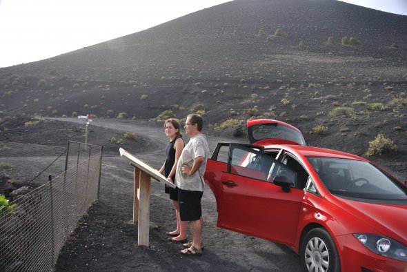 Touristenpärchen am Volcán Teneguía auf La Palma. Generell lässt sich die Insel am besten mit dem Mietwagen erkunden.