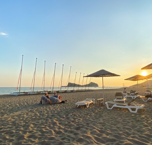 Sonnenuntergang am Strand Sarigerme, Türkei