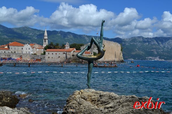 Meerjungfrau und Altstadt von Budva - eines der bekanntesten Fotomotivein Budva. Foto: Christian Maskos Meerjungfrau und Altstadt von Budva - eines der bekanntesten Fotomotivein Budva. Foto: Christian Maskos
