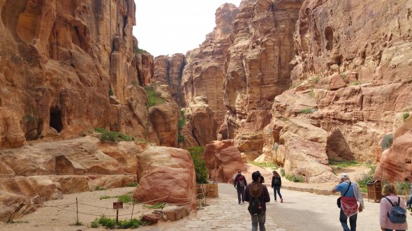 Unterwegs in der Felsenstadt Petra.