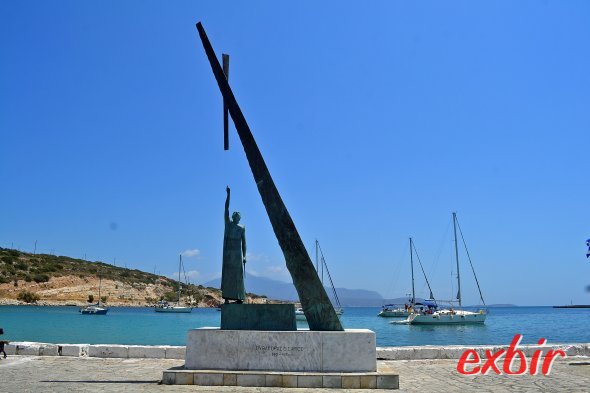 Im Hafen von Pyhagorion auf Samos erinnert eine Statue an den großen Mathematiker und das Dreieck.