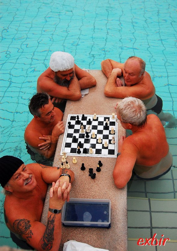 Im warmen Thermalwasser treffen sich auch die Schachspieler. Ein typisches Bild im Szechenyi Bad. Foto: Christian Maskos Im warmen Thermalwasser treffen sich auch die Schachspieler. Ein typisches Bild im Szechenyi Bad. Foto: Christian Maskos