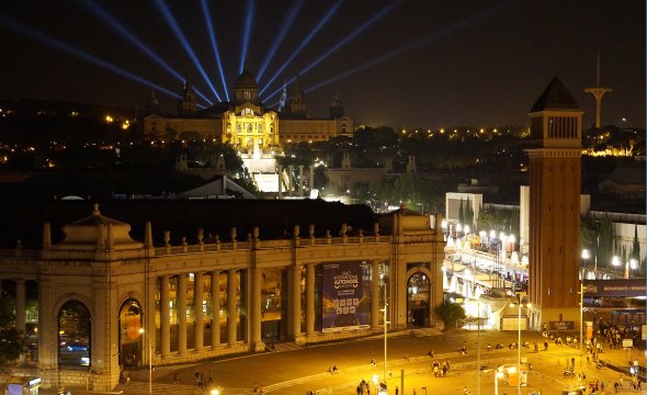 Der Plaza Espana bei Nacht mit Lasershow.  Aussicht von der Dachterasse des Shoppingcenter in der ehemaligen Stierkampfarena.  Zugang gratis.