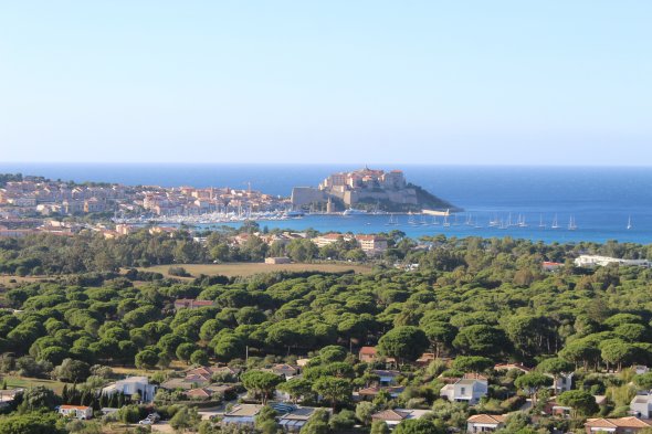 Über den Dächern von Calvi: Truamhafte Aussicht von der Hostelterasse. Über den Dächern von Calvi: Truamhafte Aussicht von der Hostelterasse.